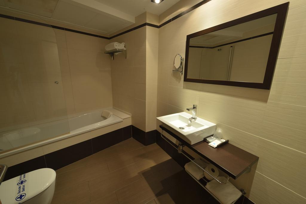 Hotel Ciutat D'אמפוסטה מראה חיצוני תמונה