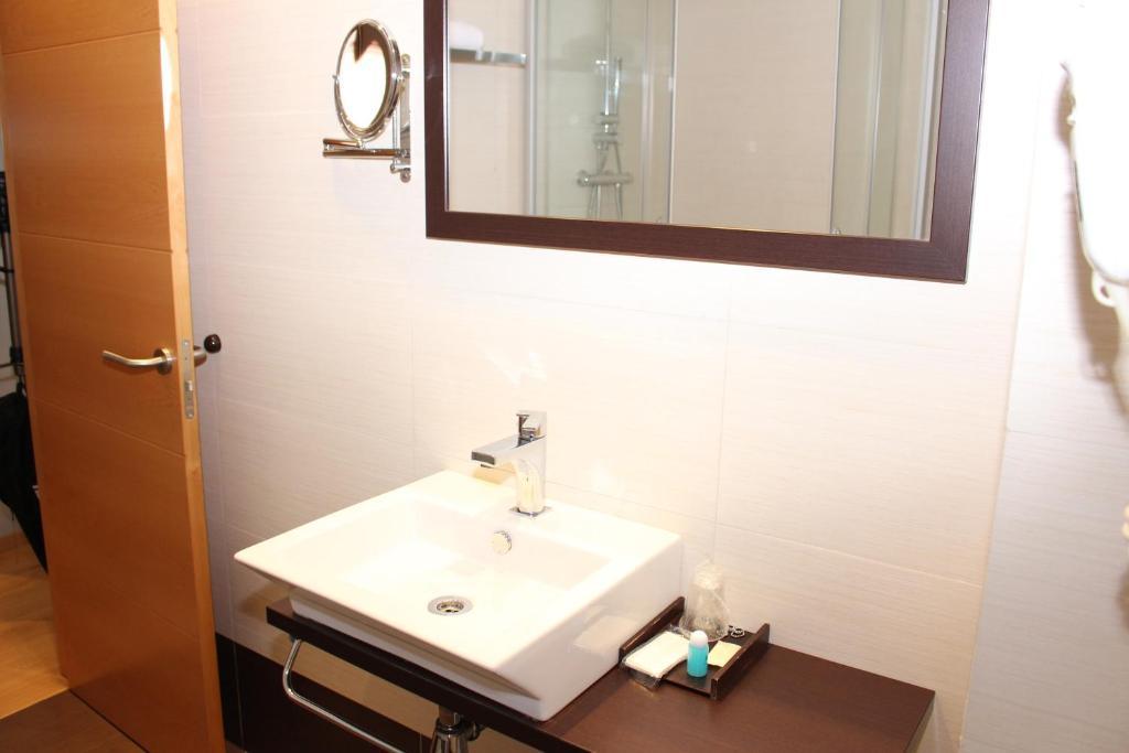 Hotel Ciutat D'אמפוסטה מראה חיצוני תמונה