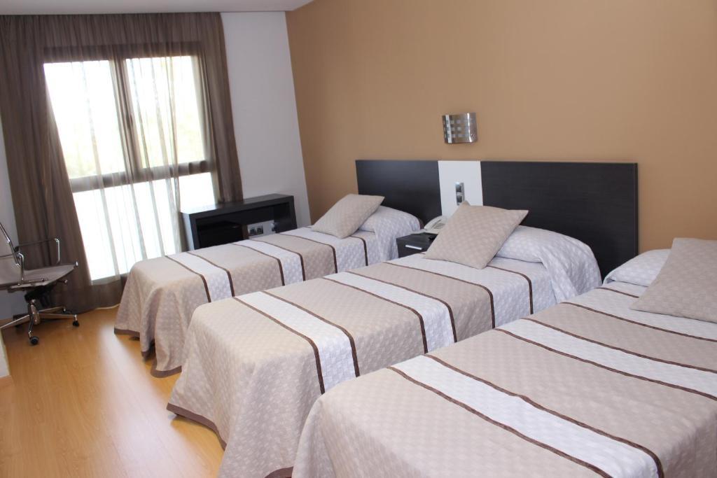 Hotel Ciutat D'אמפוסטה מראה חיצוני תמונה